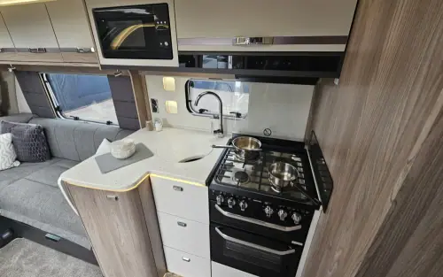 Swift Conqueror Grande 650L  2027