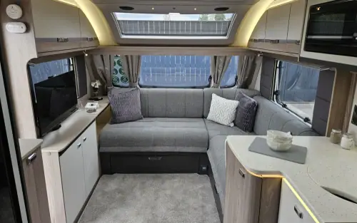 Swift Conqueror Grande 650L  2027