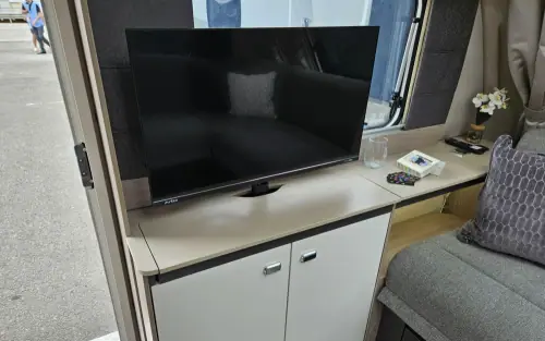 Swift Conqueror Grande 650L  2027