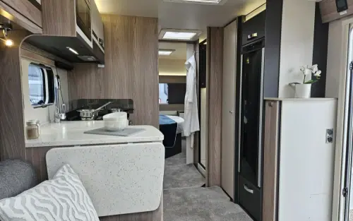 Swift Conqueror Grande 650L  2027