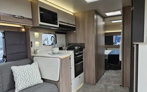 Swift Conqueror Grande 650L  2027