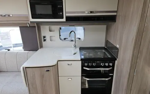 Swift Conqueror Grande 560L 2026